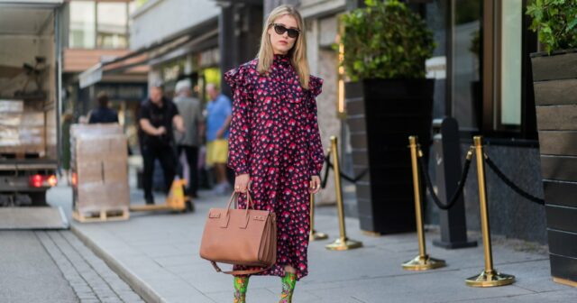 BERLIM, ALEMANHA - 04 DE DEZEMBRO: Anna Schürrle vista vestindo uma jaqueta de couro marrom da Soeur Paris sobre um vestido longo Ulla Johnson com estampa floral. Ela completa o look com botas de couro Chanel pretas e complementa com um colar de corrente amarelo-ouro da coleção City HardWear da Tiffany & Co. Ela também usa óculos de sol Corlin Eyewear grandes em 4 de dezembro de 2025 em Berlim, Alemanha. (Foto de Jeremy Moeller/Getty Images)