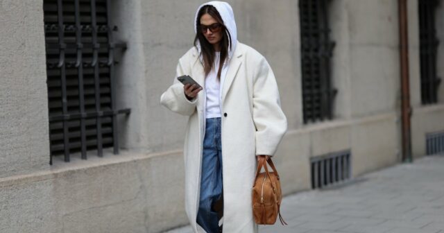 PARIS, FRANÇA - 05 DE MARÇO: Yoyo Cao usa um pulôver de gola alta de lã com nervuras laranja, uma jaqueta de couro marrom brilhante / tiras de couro preto / mangas acolchoadas com zíper, calças grandes verdes de veludo com nervuras, fora da Hermes, durante a Paris Fashion Week - Moda Feminina F/W 2022-2023, em 05 de março de 2022 em Paris, França. (Foto de Edward Berthelot/Getty Images)
