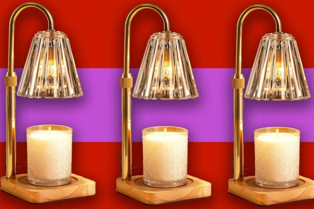 Uma vela sobre uma mesa