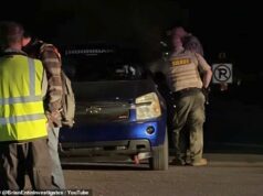 Estranho assustador preso por passar pela casa de Nancy Guthrie centenas de vezes enquanto olhava para a foto da mãe sequestrada de Savannah em seu telefone Um homem não identificado foi preso pela polícia depois de supostamente ter sido pego circulando a casa de Nancy Guthrie '50 a 100 vezes', enquanto olhava para uma imagem do homem de 84 anos em seu telefone