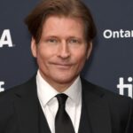 Estrela de 'De volta para o futuro' Crispin Glover acusado de manter a ex-modelo 'cativa' como 'escrava sexual' em novo processo