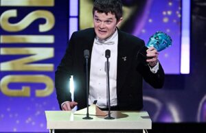 Deputados do Reino Unido exigem respostas do chefe da BBC, Tim Davie, sobre calúnia com N-Word do BAFTA Awards, apesar do atraso na transmissão Estrela de 'I Swear', Robert Aramayo, em estado de choque após ser nomeado melhor ator pelo BAFTA, em vez de Leonardo DiCaprio e Timothée Chalamet: 'Honestamente, não posso acreditar que ganhei'