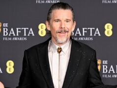 Ethan Hawke faz alusão selvagem à vida sexual quando questionado se ele come na cama Ethan Hawke fala sobre a separação humilhante da ex-mulher Uma Thurman