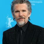 Ethan Hawke sobre se as estrelas deveriam falar sobre política: 'O último lugar que você provavelmente quer procurar' é um 'grupo de artistas bêbados e com jet lag'
