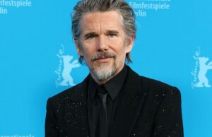 Ethan Hawke sobre se as estrelas deveriam falar sobre política: ‘O último lugar que você provavelmente quer procurar’ é um ‘grupo de artistas bêbados e com jet lag’ Ethan Hawke sobre se as estrelas deveriam falar sobre política: 'O último lugar que você provavelmente quer procurar' é um 'grupo de artistas bêbados e com jet lag'
