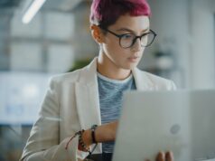 Eu costumava pensar que precisava de US$ 1 milhão para me aposentar confortavelmente. Aqui está o que mudou minha mente. Uma pessoa em um laptop.