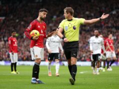 ‘Eu discordo’ – Mark Clattenburg debate a controvérsia do VAR do Man United que confundiu Rio Ferdinand Casemiro comemora com seus companheiros durante a partida de futebol da Premier League entre Manchester United e Fulham, em Old Trafford, em Manchester, Inglaterra, em 2026.
