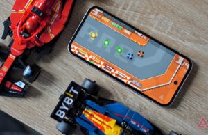 Eu estava farto de jogos para celular até encontrar este maravilhoso jogo de corrida retrô Mascote do Android segurando um controlador de jogo emergindo da tela de um smartphone e ícones de jogos coloridos flutuando.