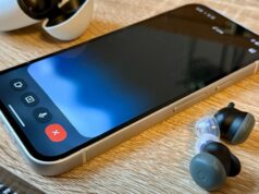 Eu gostaria de ter descoberto o superpoder de brainstorming do Pixel Buds Pro 2 antes Caixa aberta do Google Pixel Buds Pro 2 com botões de peônia na mesa cercada por granulados