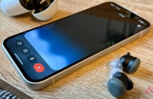 Eu gostaria de ter descoberto o superpoder de brainstorming do Pixel Buds Pro 2 antes Caixa aberta do Google Pixel Buds Pro 2 com botões de peônia na mesa cercada por granulados