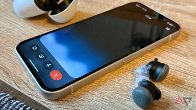 Caixa aberta do Google Pixel Buds Pro 2 com botões de peônia na mesa cercada por granulados