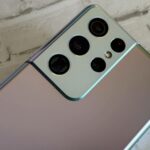 Samsung Galaxy S21 Ultra sentado ao lado de Pusheen