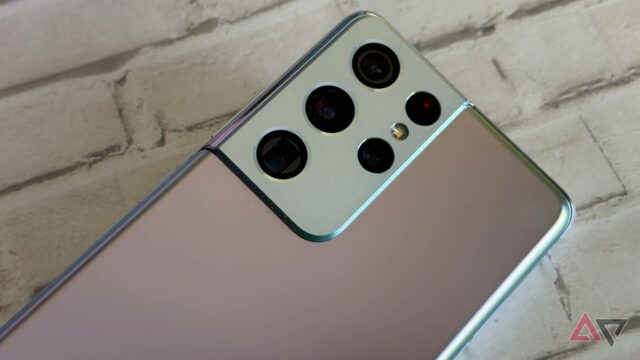 Samsung Galaxy S21 Ultra sentado ao lado de Pusheen