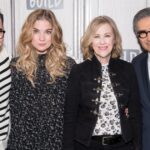 Dan Levy prestou homenagem a Catherine O'Hara postando uma selfie dos dois.