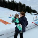 Eugenie, fotografada em férias de esqui anteriores com o filho Ernest no inverno passado, foi vista nos Alpes suíços quando seu pai foi preso