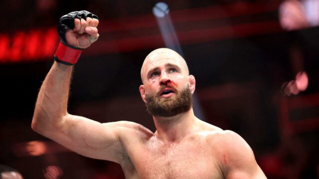 Evento principal do UFC 327 anunciado: Prochazka enfrentará Ulberg após Pereira desocupar o título dos meio-pesados
