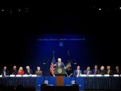 Ex-Miss Califórnia expulsa da Comissão de Liberdade Religiosa de Trump em disputa sobre anti-semitismo Ex-Miss Califórnia expulsa da Comissão de Liberdade Religiosa de Trump em disputa sobre anti-semitismo