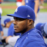 A ex-estrela da MLB Yasiel Puig é considerada culpada em uma investigação federal de jogos de azar. Yasiel Puig com boné do Los Angeles Dodgers e uniforme azul sentado no banco de reservas durante um jogo ou treino.