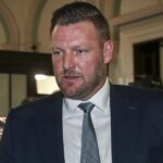 Ex-craque do tênis abandona a política mais cedo, provocando eleição