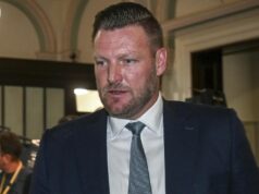 Ex-craque do tênis abandona a política mais cedo, provocando eleição Ex-craque do tênis abandona a política mais cedo, provocando eleição