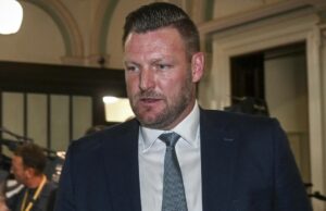 Ex-craque do tênis abandona a política mais cedo, provocando eleição Ex-craque do tênis abandona a política mais cedo, provocando eleição