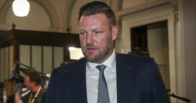 Ex-craque do tênis abandona a política mais cedo, provocando eleição
