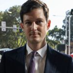 Ex-deputado é julgado por suposto abuso infantil em banheiro de estacionamento