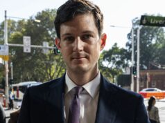 Ex-deputado é julgado por suposto abuso infantil em banheiro de estacionamento Ex-deputado é julgado por suposto abuso infantil em banheiro de estacionamento