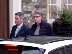 Ex-embaixador do Reino Unido Peter Mandelson preso por supostas ligações com Epstein Ex-embaixador do Reino Unido Peter Mandelson preso por supostas ligações com Epstein
