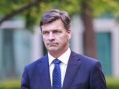 Ex-primeiro-ministro apela ao candidato à liderança para lançar desafio contra Ley Ex-primeiro-ministro apela ao candidato à liderança para lançar desafio contra Ley