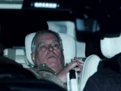 Ex-príncipe Andrew é libertado após ser detido pela polícia Ex-príncipe Andrew é libertado após ser detido pela polícia