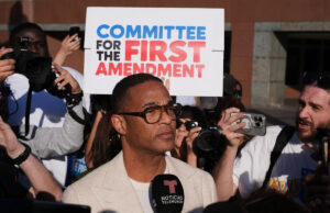 Ex-promotor federal que renunciou em meio a uma disputa na administração Trump, agora representando Don Lemon Yahoo entertainment home