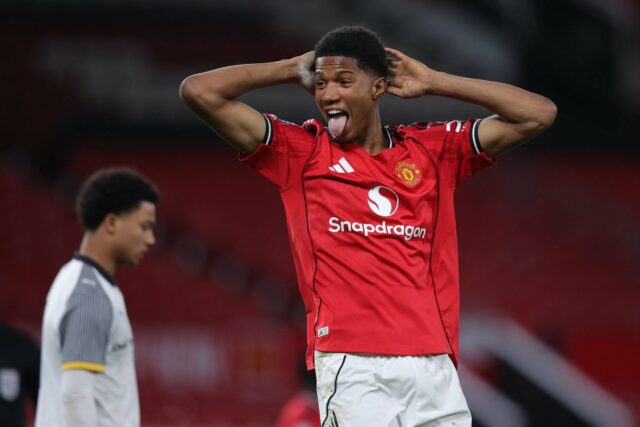 Exatamente como o garoto-prodígio do Man Utd marcou 4 gols em um jogo para se colocar perto do avanço do time principal
