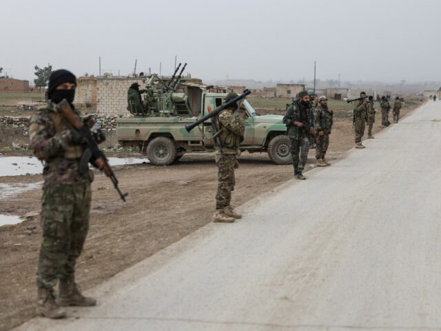 Exército sírio assume base de al-Shaddadi após retirada dos EUA Exército sírio assume base de al-Shaddadi após retirada dos EUA