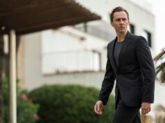 Explicação do final da 2ª temporada de ‘The Night Manager’: o que isso significa para a S3 A man stands in a dark suit outside
