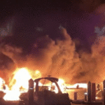 Explosão misteriosa queima barcos e força restaurante a evacuar