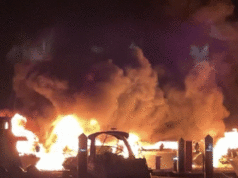 Explosão misteriosa queima barcos e força restaurante a evacuar Explosão misteriosa queima barcos e força restaurante a evacuar