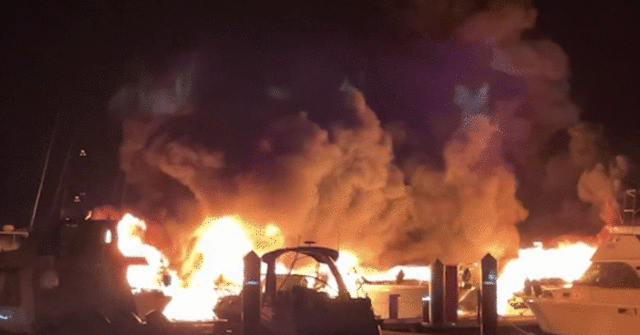 Explosão misteriosa queima barcos e força restaurante a evacuar
