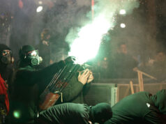 Explosões e fogos de artifício em protestos antigovernamentais na Albânia Explosões e fogos de artifício em protestos antigovernamentais na Albânia