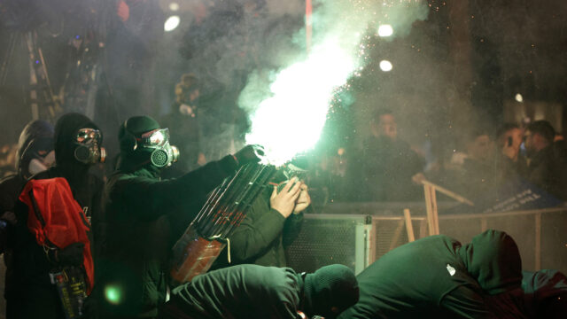 Explosões e fogos de artifício em protestos antigovernamentais na Albânia
