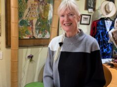 Eye on the Hills: loja de Hula fechando no distrito de Montclair, em Oakland Andrea Faber está procurando um comprador para sua popular loja em Montclair Village, Hula. Enquanto isso, em vez de um comprador, a loja está lentamente descontando e liquidando suas roupas e acessórios femininos. (Ginny Prior para Bay Area News Group)