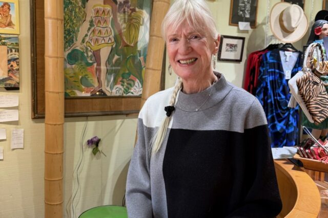 Andrea Faber está procurando um comprador para sua popular loja em Montclair Village, Hula. Enquanto isso, em vez de um comprador, a loja está lentamente descontando e liquidando suas roupas e acessórios femininos. (Ginny Prior para Bay Area News Group)