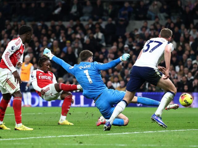 Eze machuca o Tottenham novamente para reacender as esperanças de título do Arsenal com vitória por 4-1
