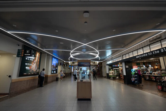 Luminárias novas e criativas foram instaladas no Aeroporto Internacional de El Paso em 7 de agosto de 2025.