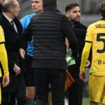 O técnico italiano do AC Milan, Massimiliano Allegri, à esquerda, deixa o campo após receber cartão vermelho e discutir com o técnico espanhol do Como, Cesc Fabregas, durante a partida de futebol da Série A italiana
