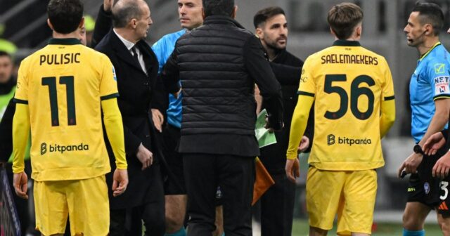 O técnico italiano do AC Milan, Massimiliano Allegri, à esquerda, deixa o campo após receber cartão vermelho e discutir com o técnico espanhol do Como, Cesc Fabregas, durante a partida de futebol da Série A italiana 