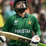 Os paquistaneses Shaheen Shah Afridi (C) e Faheem Ashraf (L) são parabenizados pelo holandês Aryan Dutt pela vitória de seu time no final da partida da fase de grupos da Copa do Mundo de Críquete T20 Masculino da ICC de 2026