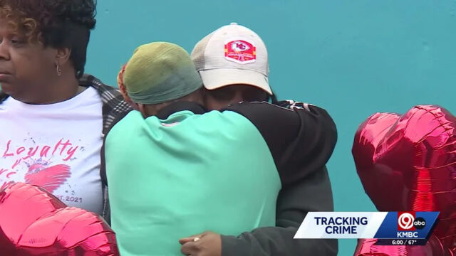 Família e amigos lamentam as mulheres mortas no tiroteio em Yahoo news home