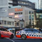 Multidões de compradores em pânico saíram do shopping enquanto Cauchi atacava.