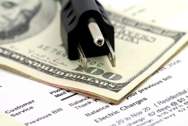 Famílias podem receber desconto de US$ 400 em 2026
